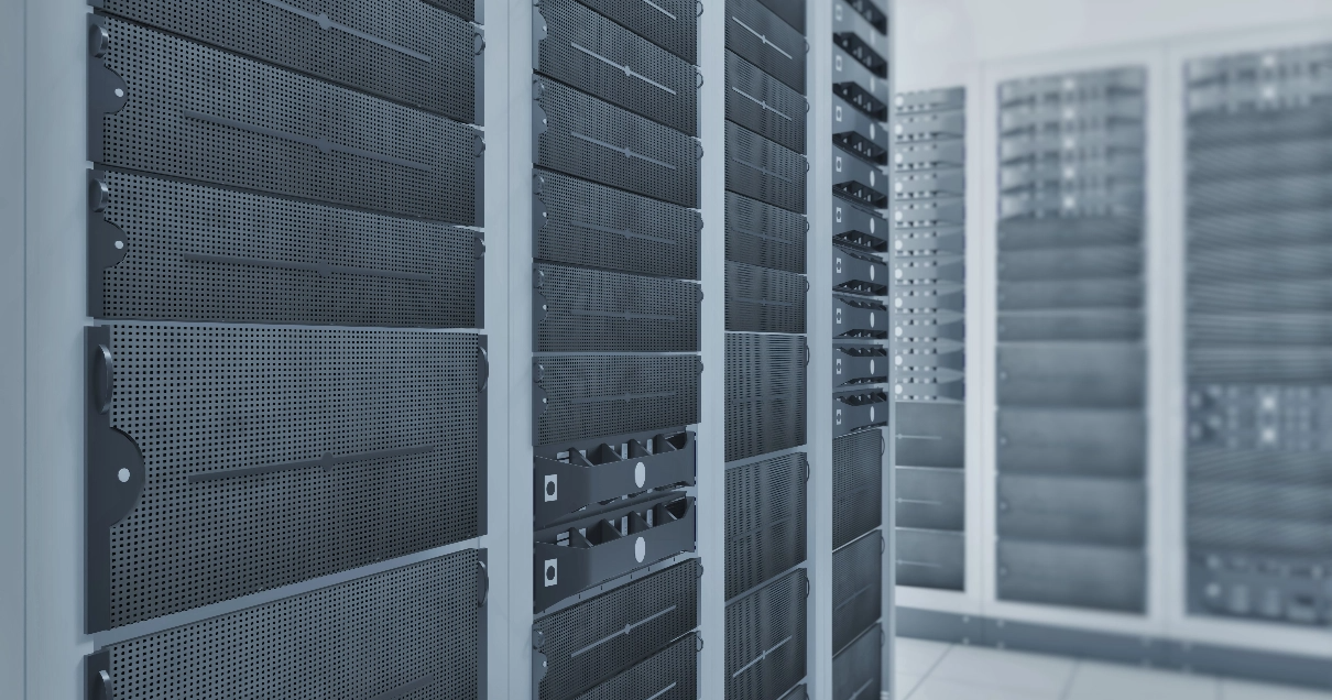 Racks de serveurs gris dans un centre de données ; propre et monochrome.