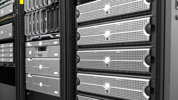 Plusieurs serveurs en nuage empilés les uns sur les autres dans un rack dans un centre de données.